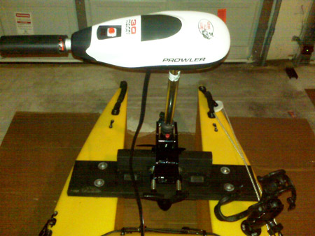 Electric motor mounted on fishing kayak