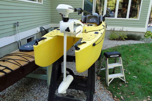 electric trolling motor mounted on kayak for ocean fishing
