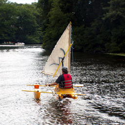 Sailing a W kayak with an outrigger